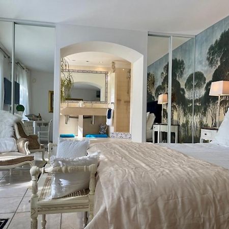 B&B Les Muscades Saint-Étienne-du-Grès Екстериор снимка