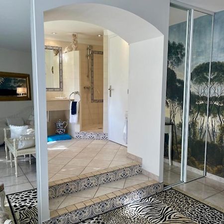 B&B Les Muscades Saint-Étienne-du-Grès Екстериор снимка