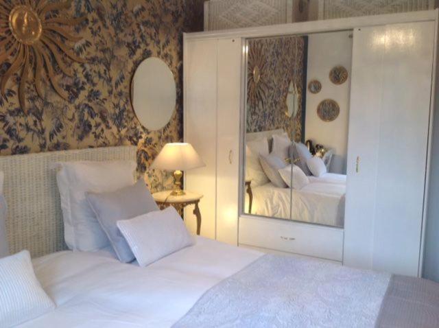 B&B Les Muscades Saint-Étienne-du-Grès Екстериор снимка