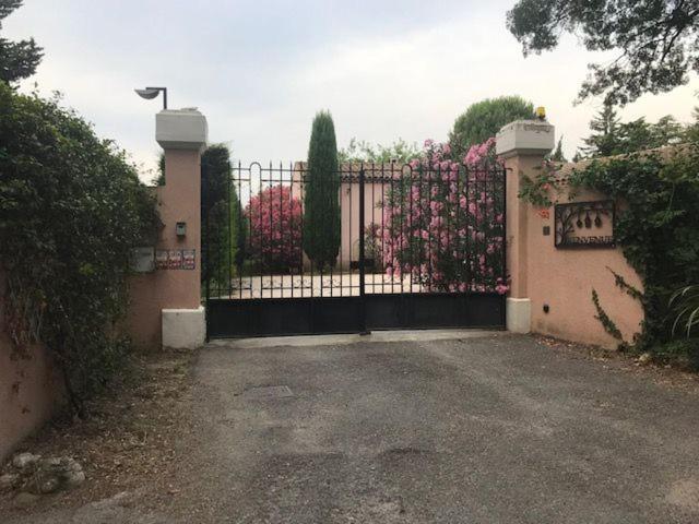 B&B Les Muscades Saint-Étienne-du-Grès Екстериор снимка