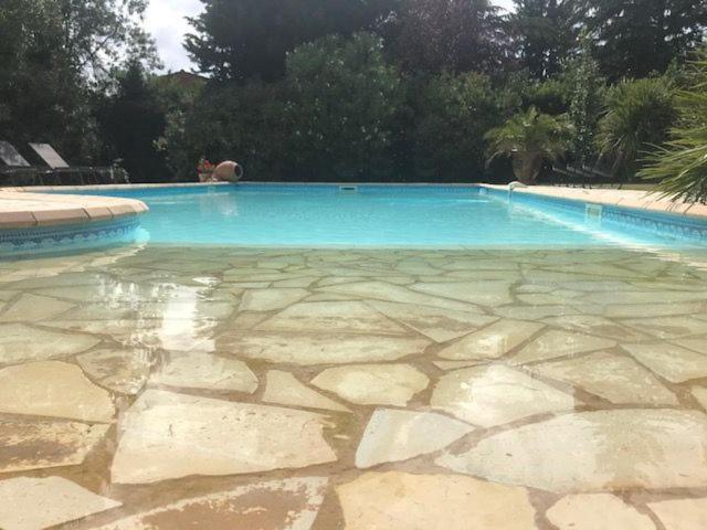 B&B Les Muscades Saint-Étienne-du-Grès Екстериор снимка