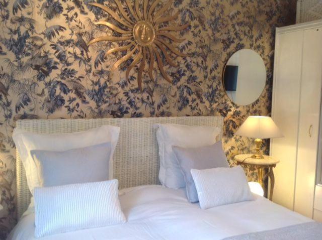 B&B Les Muscades Saint-Étienne-du-Grès Екстериор снимка