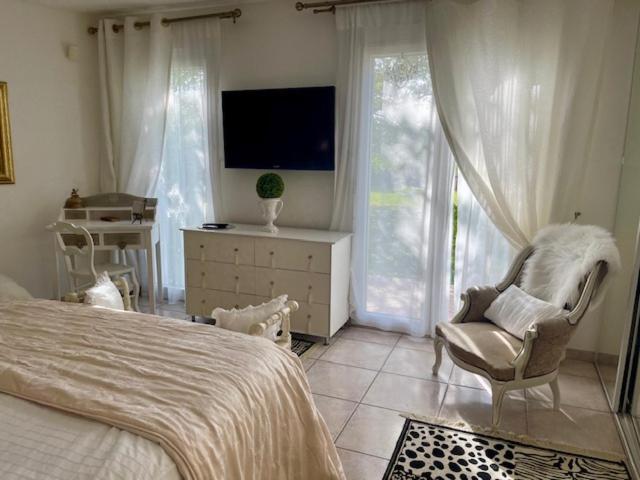 B&B Les Muscades Saint-Étienne-du-Grès Екстериор снимка