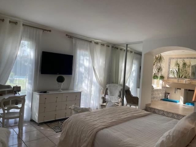 B&B Les Muscades Saint-Étienne-du-Grès Екстериор снимка