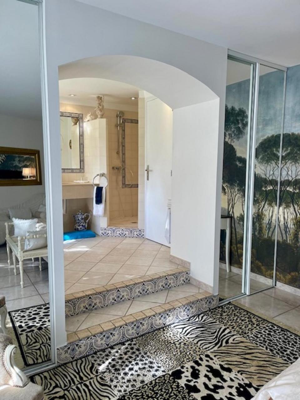 B&B Les Muscades Saint-Étienne-du-Grès Екстериор снимка