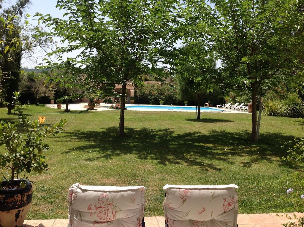 B&B Les Muscades Saint-Étienne-du-Grès Стая снимка