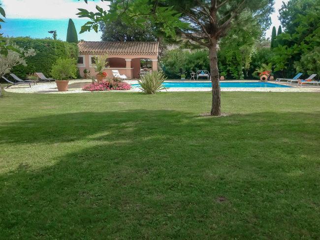 B&B Les Muscades Saint-Étienne-du-Grès Екстериор снимка