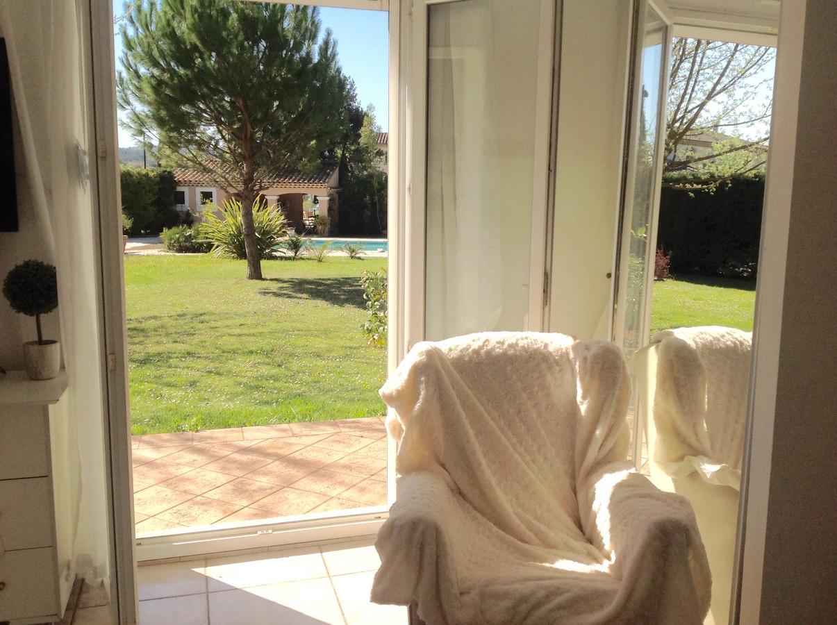 B&B Les Muscades Saint-Étienne-du-Grès Екстериор снимка