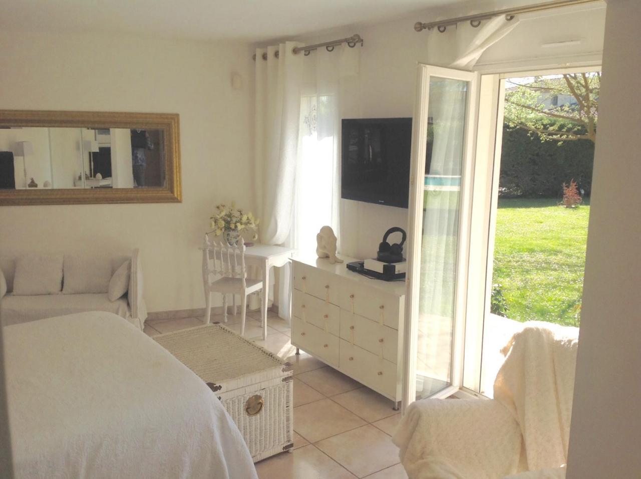 B&B Les Muscades Saint-Étienne-du-Grès Екстериор снимка
