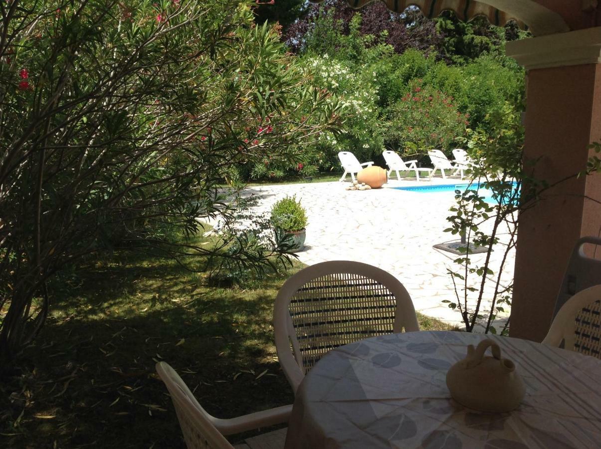B&B Les Muscades Saint-Étienne-du-Grès Екстериор снимка