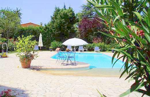 B&B Les Muscades Saint-Étienne-du-Grès Екстериор снимка
