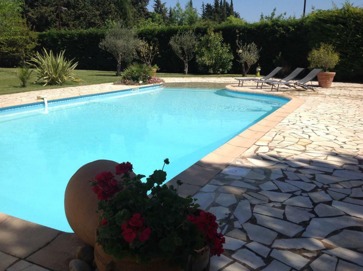 B&B Les Muscades Saint-Étienne-du-Grès Екстериор снимка