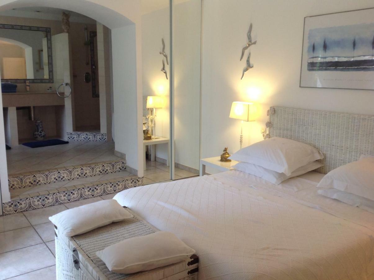 B&B Les Muscades Saint-Étienne-du-Grès Екстериор снимка
