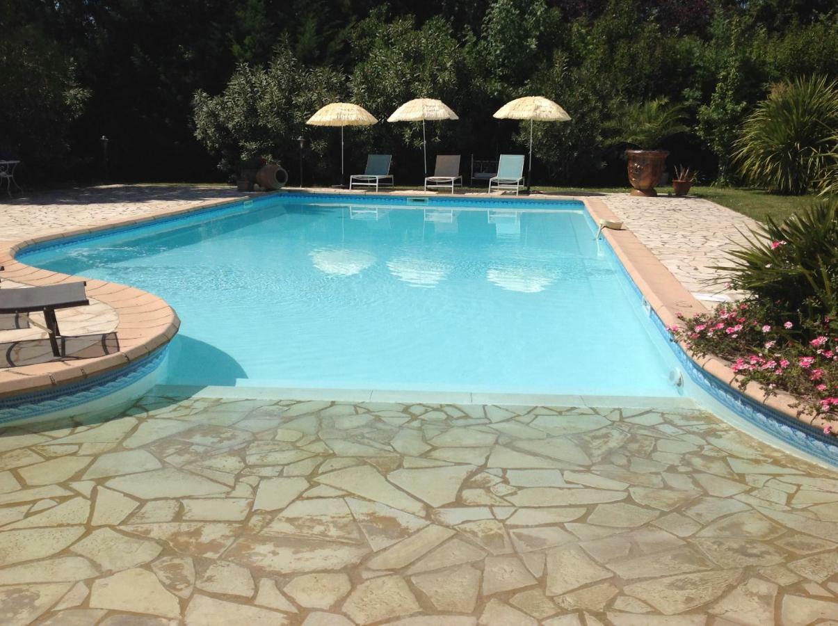 B&B Les Muscades Saint-Étienne-du-Grès Екстериор снимка