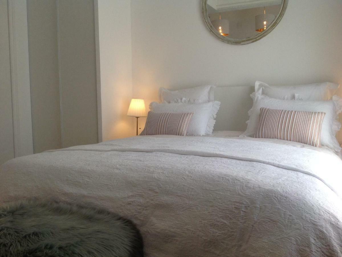 B&B Les Muscades Saint-Étienne-du-Grès Екстериор снимка