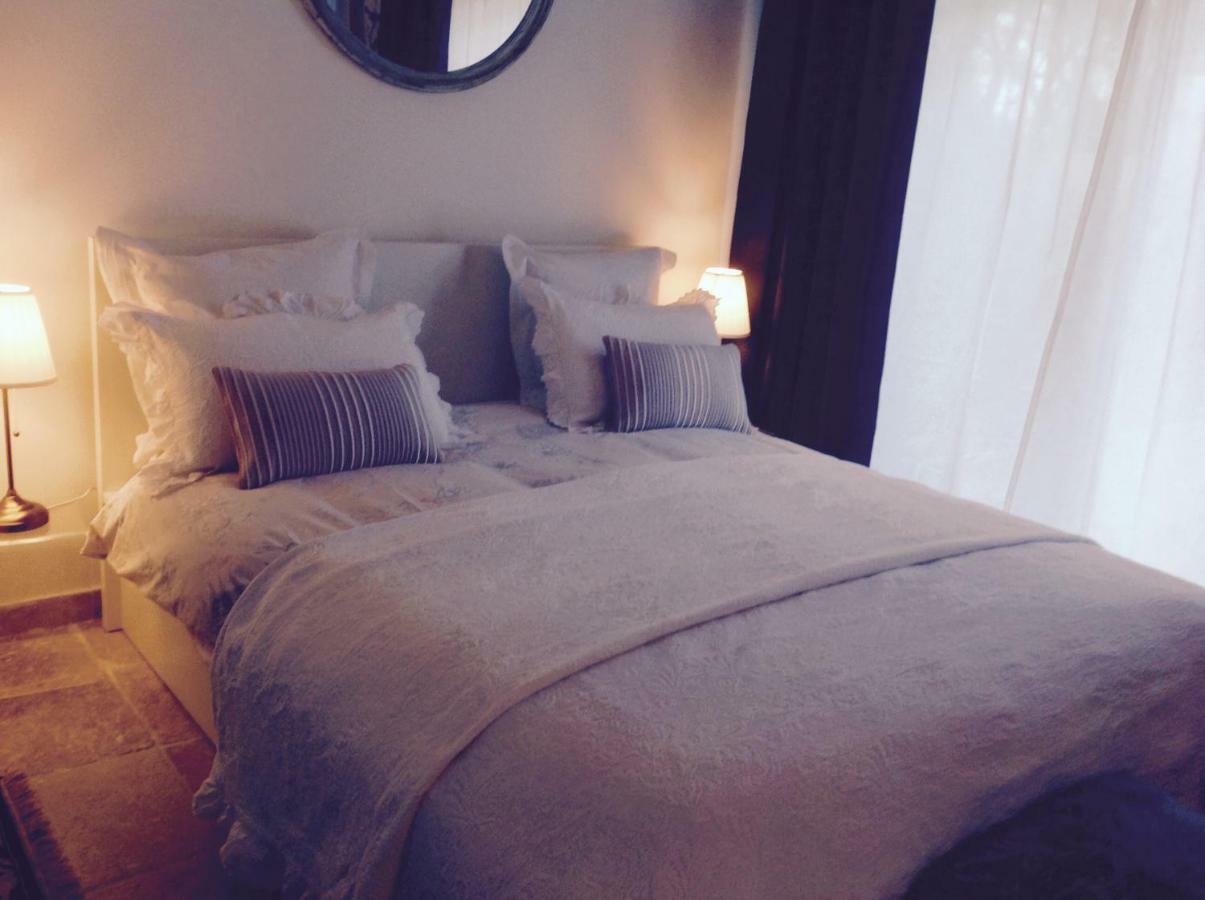 B&B Les Muscades Saint-Étienne-du-Grès Екстериор снимка