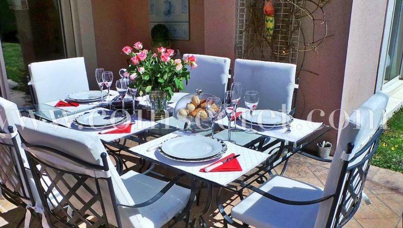 B&B Les Muscades Saint-Étienne-du-Grès Екстериор снимка
